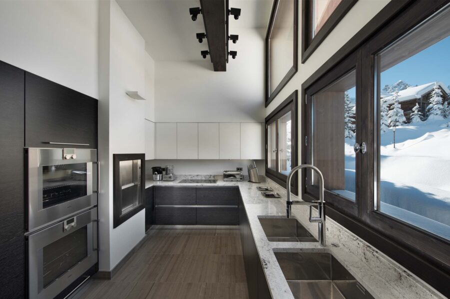 kitchen-sleek-modern-design-scenicviews-courchevel1850-luxury-chalet-corinne-07
