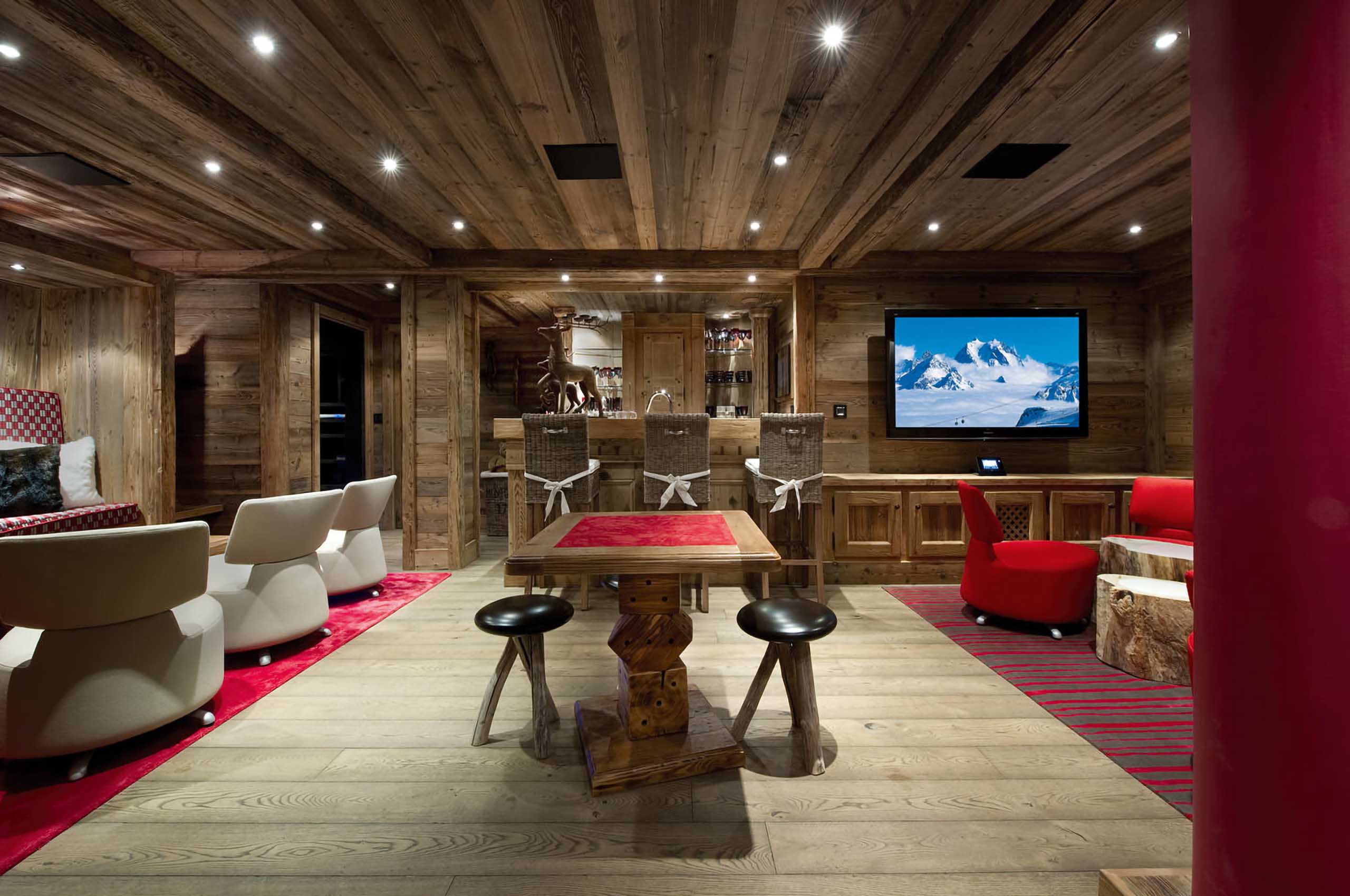 livingarea-bar-tvroom-alpine-interiordesign-courchevel1850-luxury-chalet-chateau