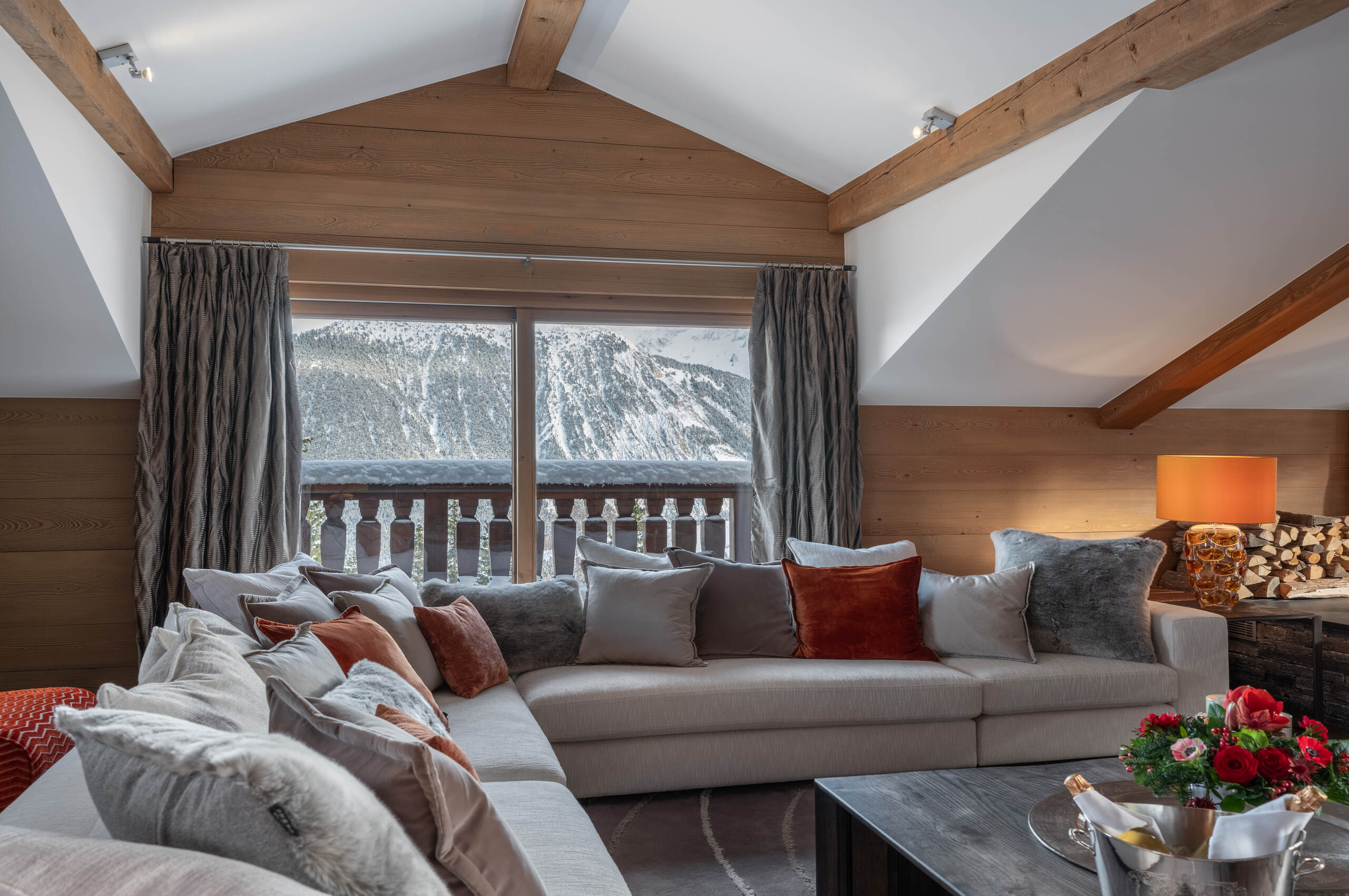 livingroom-mountainviews-elegant-modern-luxury-alpine-design-courchevel1850-chalet-blanche