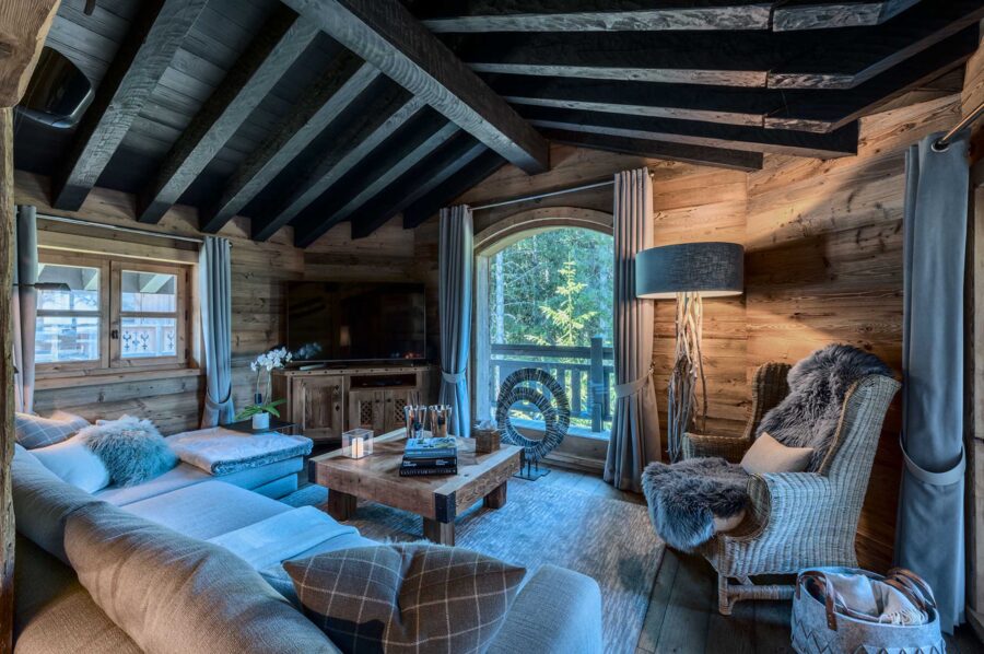 livingroom-tvroom-scenicviews-alpine-interior-courchevel1850-luxury-chalet-chateau