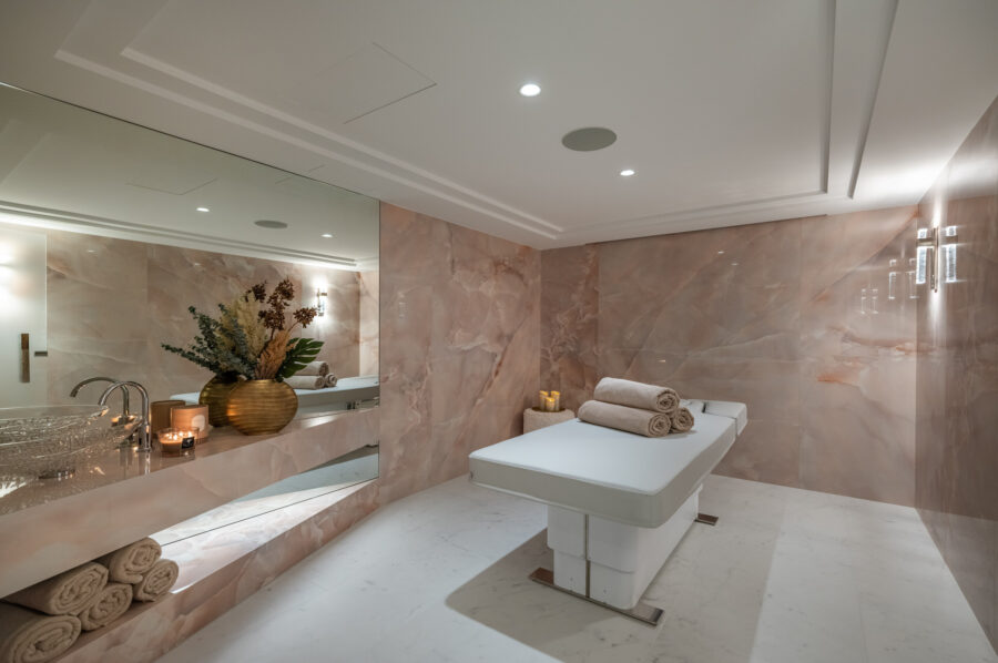 massageroom-spa-wellness-treatmentroom-luxury-rental-retreat-courchevel1850-chalet-blanche