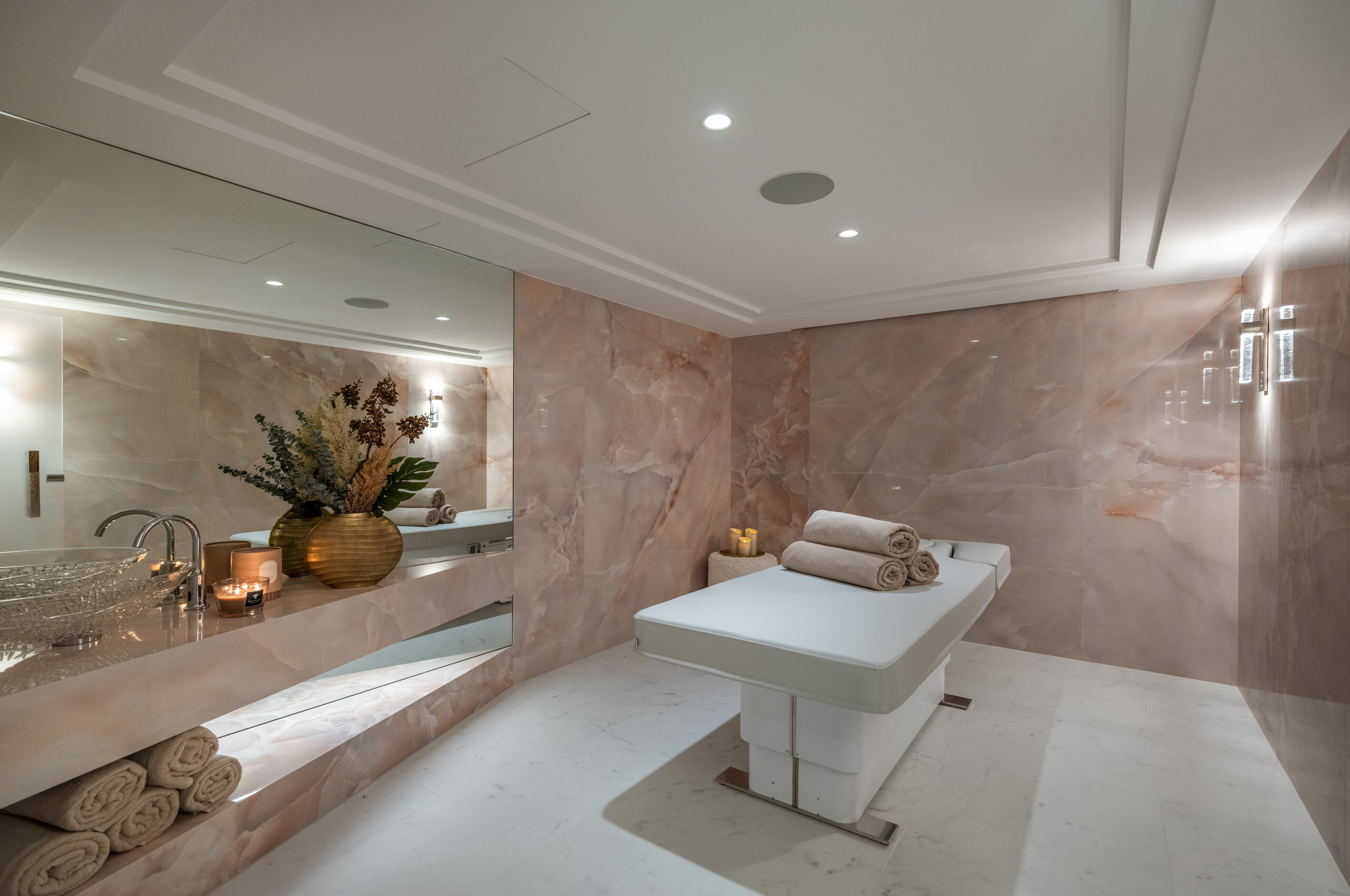 massageroom-spa-wellness-treatmentroom-luxury-rental-retreat-courchevel1850-chalet-blanche