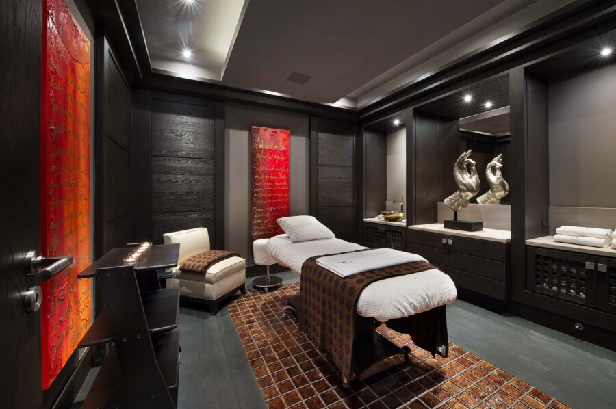 massageroom-wellness-relaxation-retreat-courchevel1850-luxury-chalet-palais