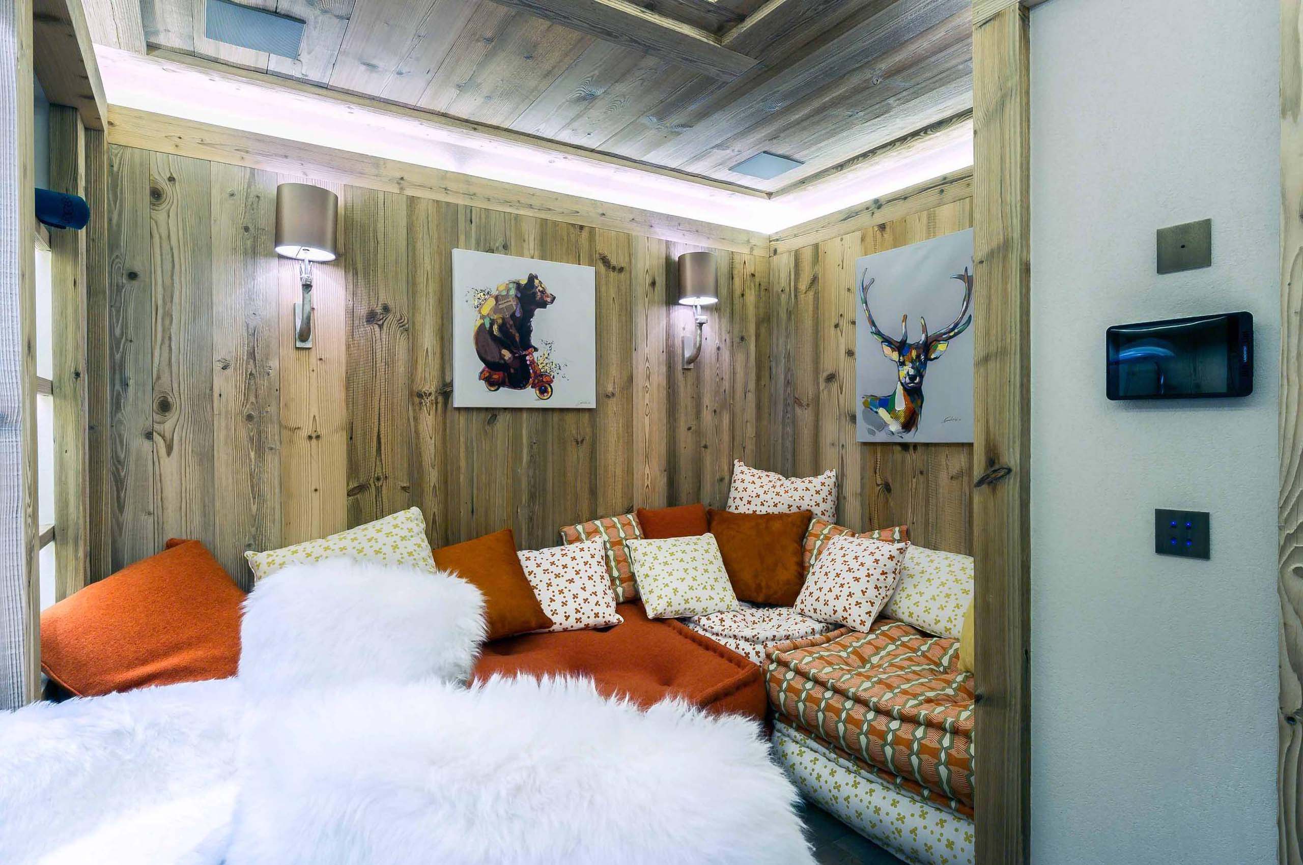 snug-loungeroom-cosy-alpine-interior-courchevel1850-luxury-chalet-Kelly-15