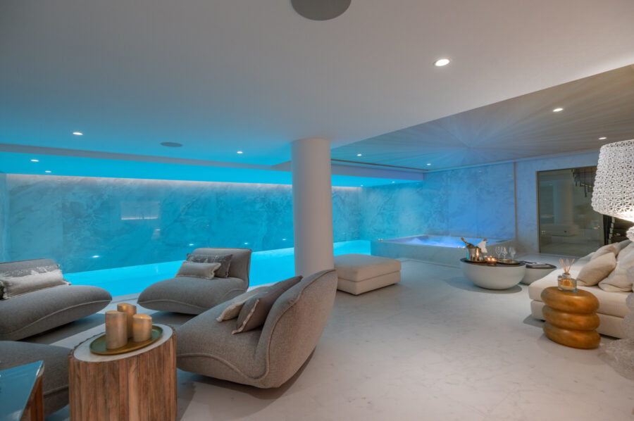 spa-indoorpool-jacuzzi-wellness-luxury-rental-retreat-courchevel1850-chalet-blanche