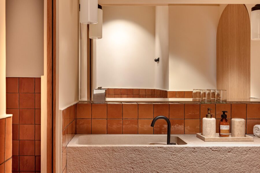 villa-amelie-bathroom-chic-modern-design-luxury-provence