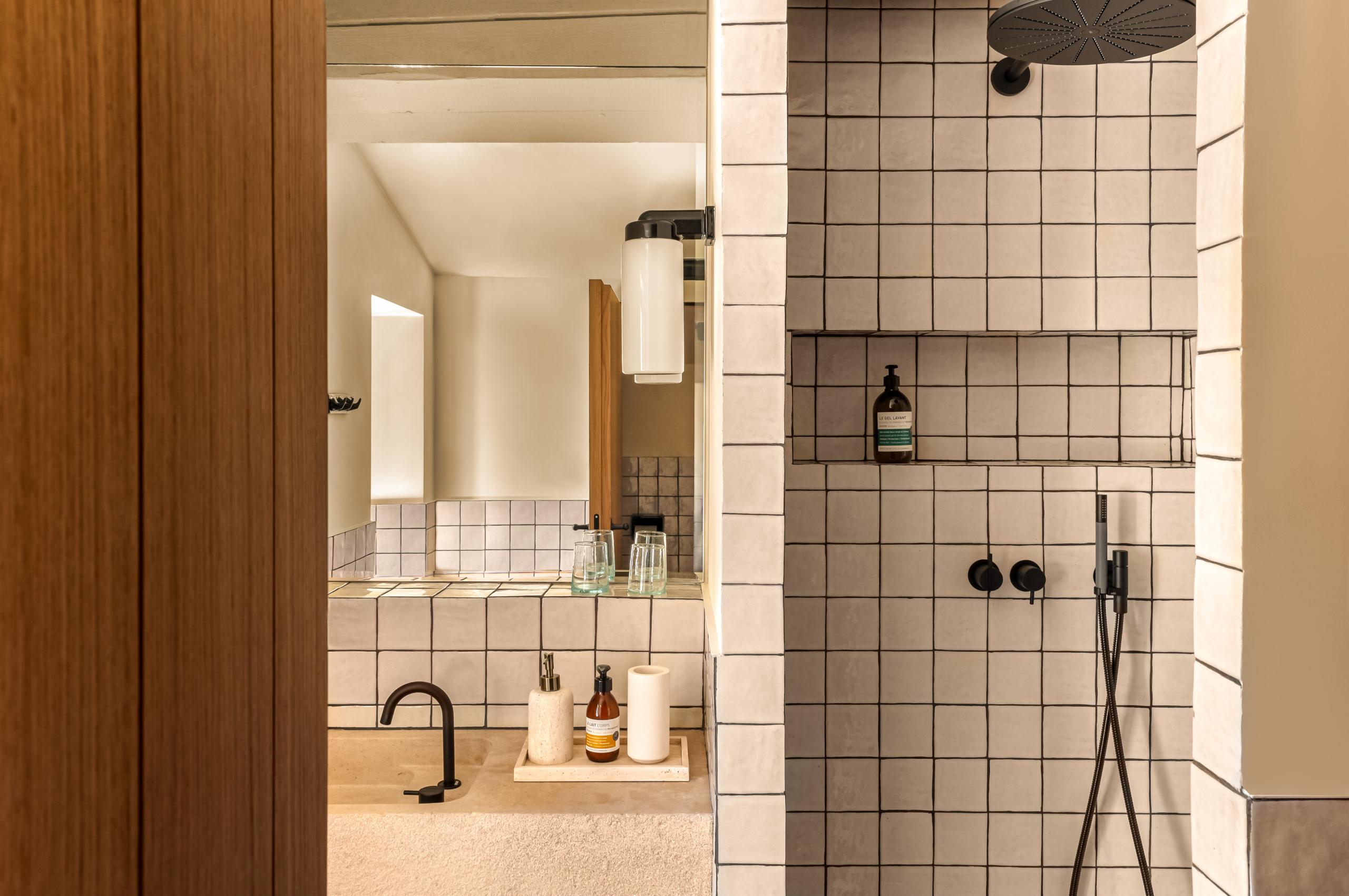 villa-amelie-bathroom-shower-sleek-modern-design-luxury-provence