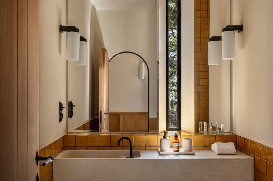 villa-amelie-bathroom-sleek-modern-design-luxury-provence