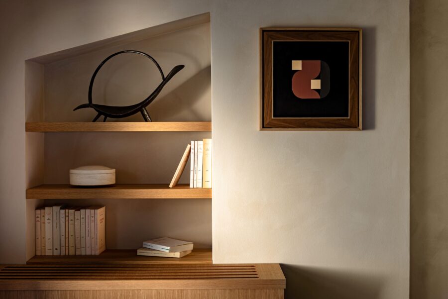 villa-amelie-bedroom-artwork-interiordesign-modern-bright-stylish-luxury-provence