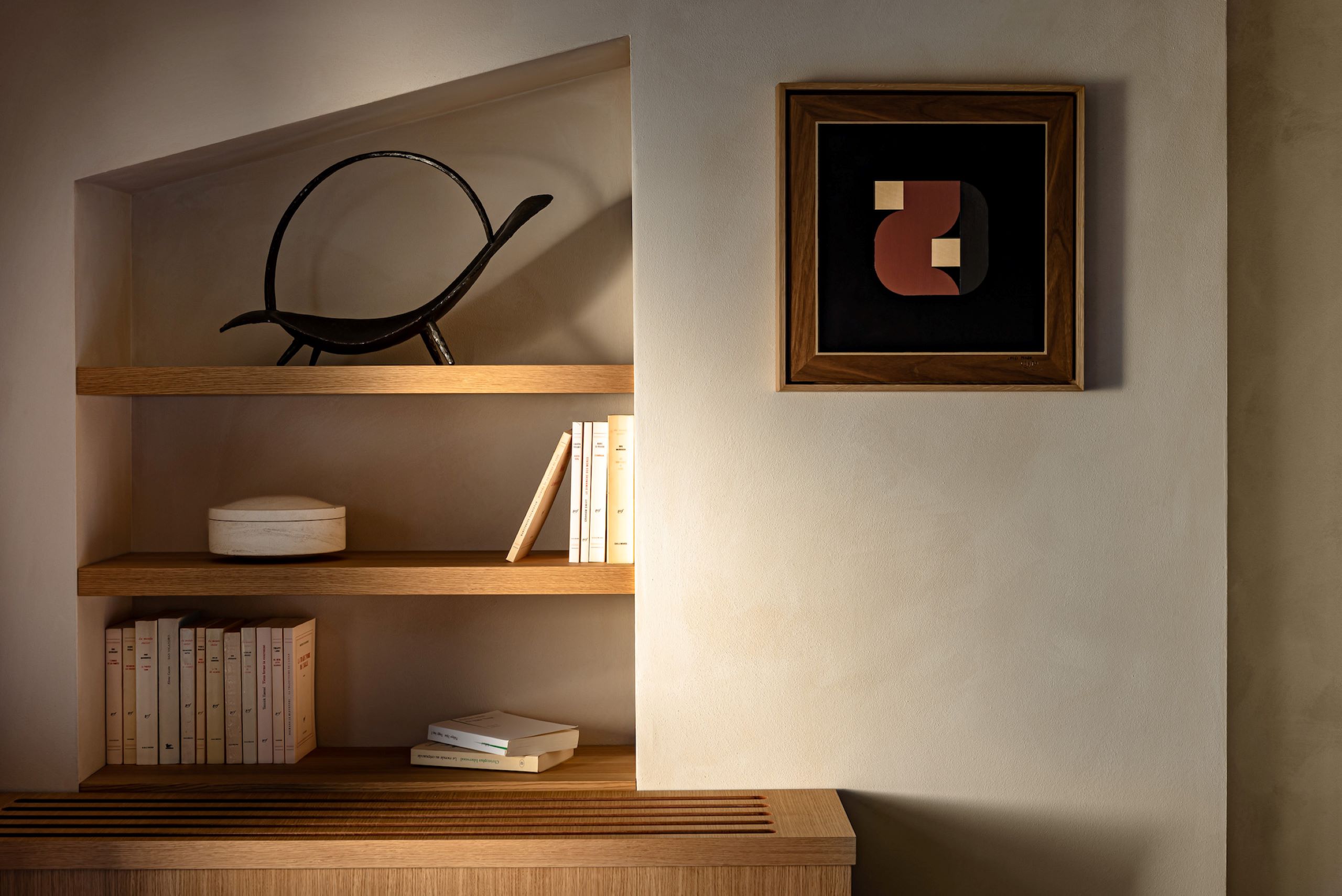 villa-amelie-bedroom-artwork-interiordesign-modern-bright-stylish-luxury-provence