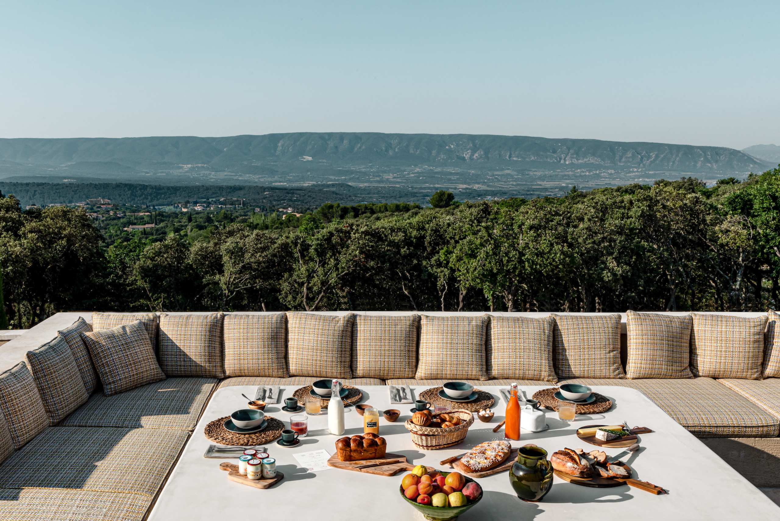 villa-amelie-exterior-outdoor-seating-stunning-countryside-views-luxury-rental-reteat-provence