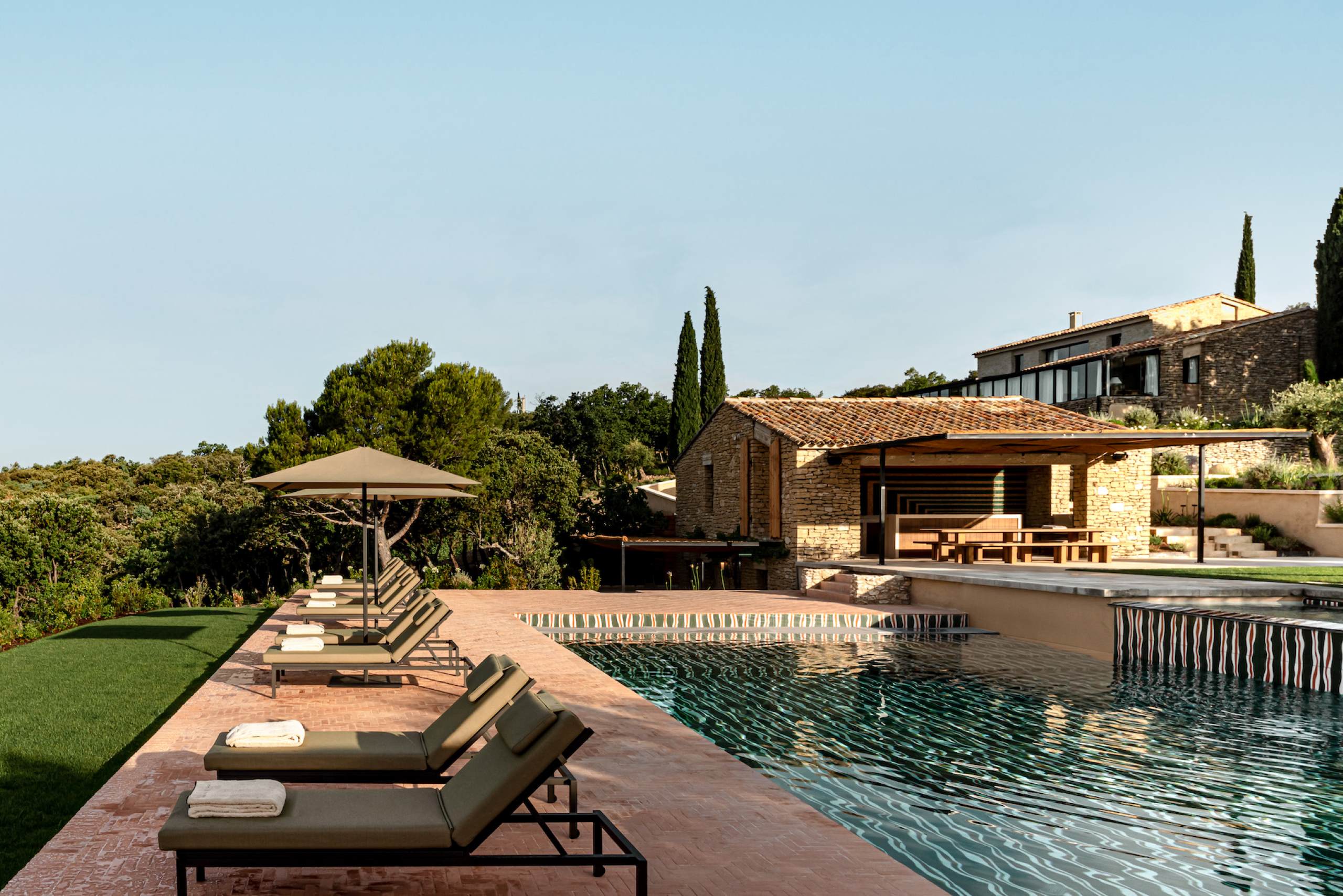 villa-amelie-exterior-swimmingpool-terrace-pool-house-garden-oasis-luxury-rental-retreat-provence