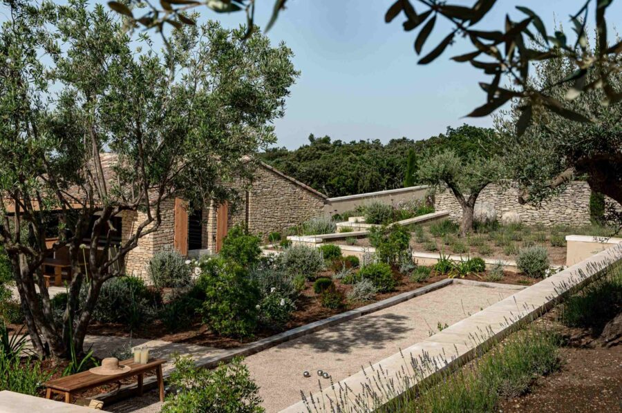 villa-amelie-garden-path-fragrant-planting-luxury-provence