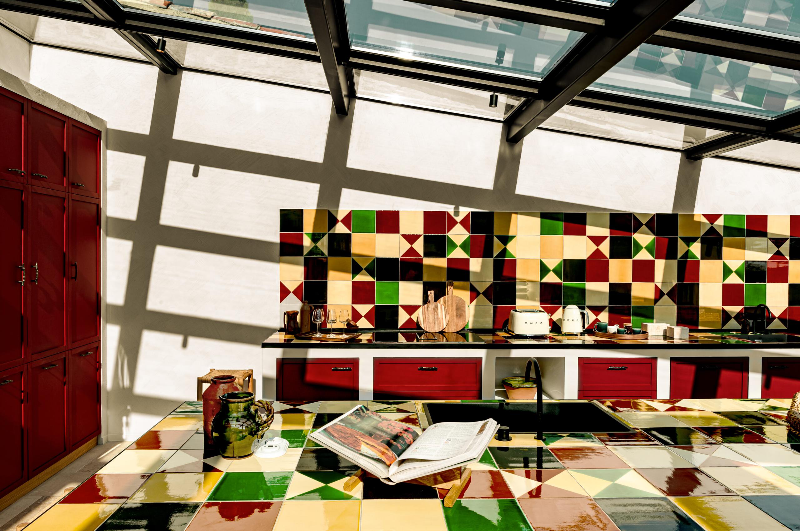 villa-amelie-kitchen-bright-colourful-unique-design-luxury-provence