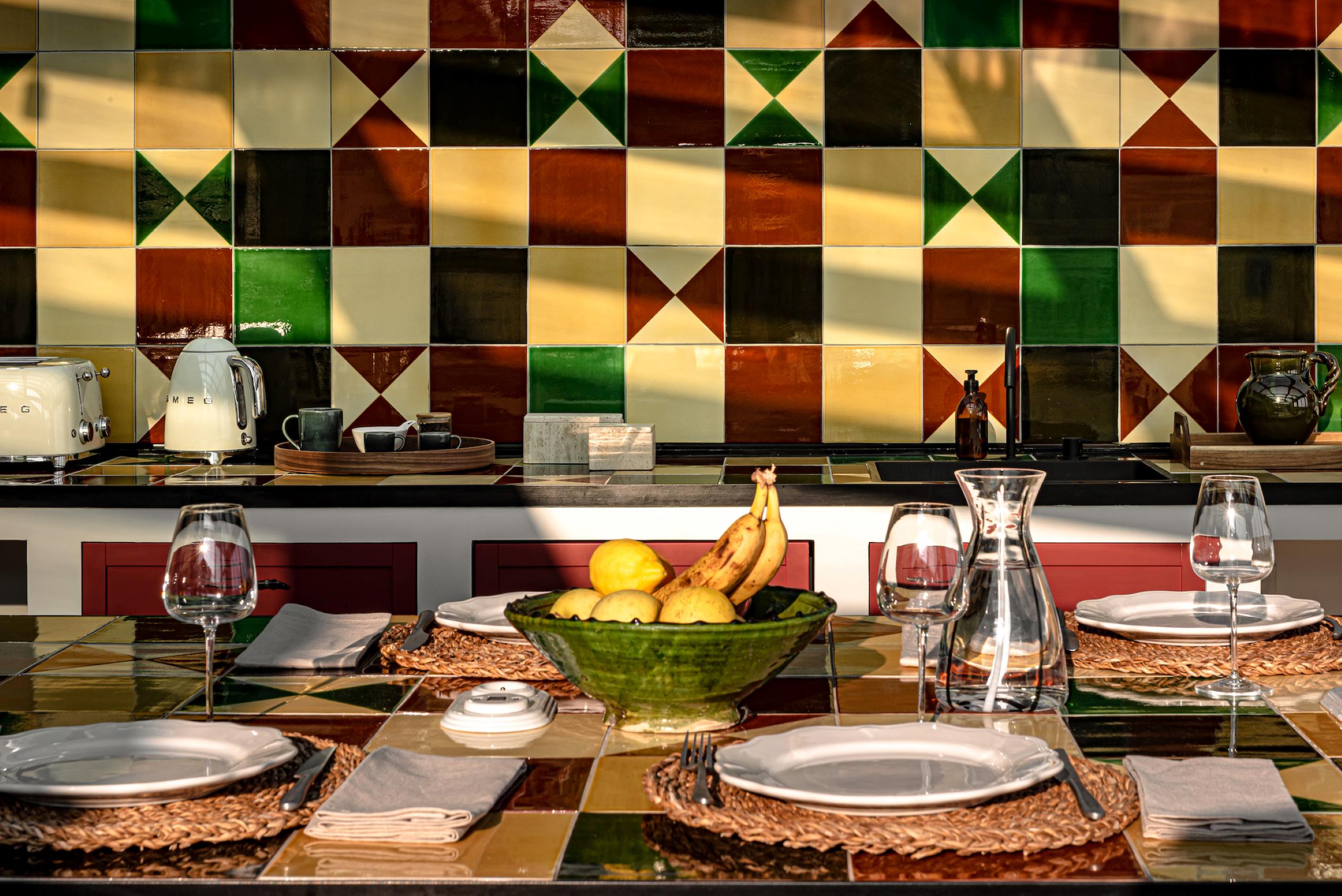 villa-amelie-kitchen-dining-hosting-stylish-modern-luxury-provence