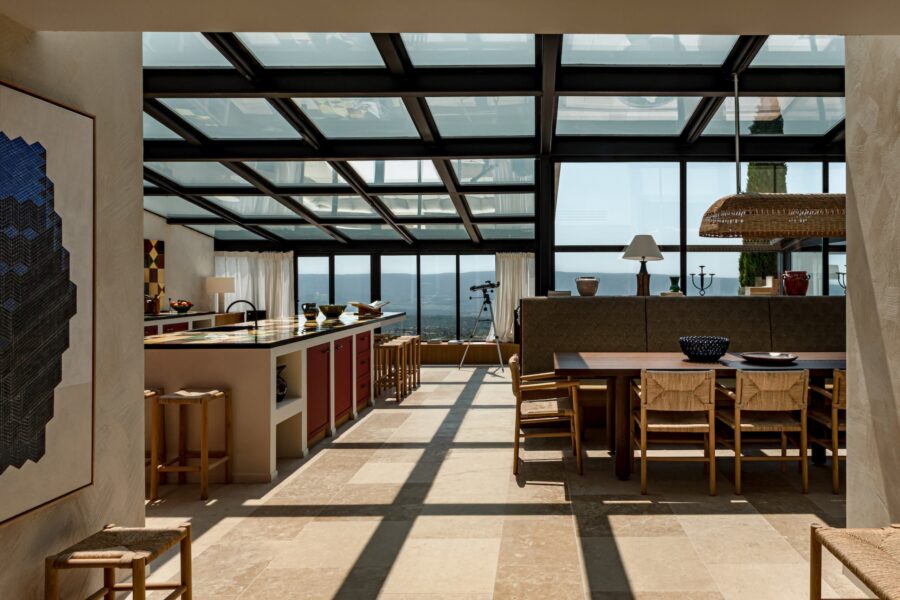 villa-amelie-kitchen-dining-room-openplan-seaview-stylish-modern-bright-spacious-interiordesign-luxury-provence