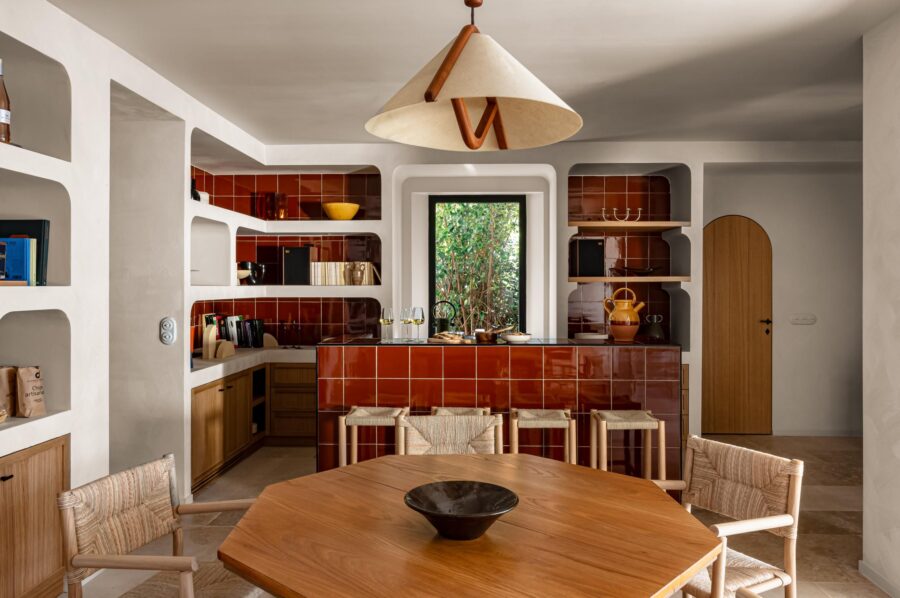 villa-amelie-kitchen-dining-table-bold-bright-design-luxury-provence