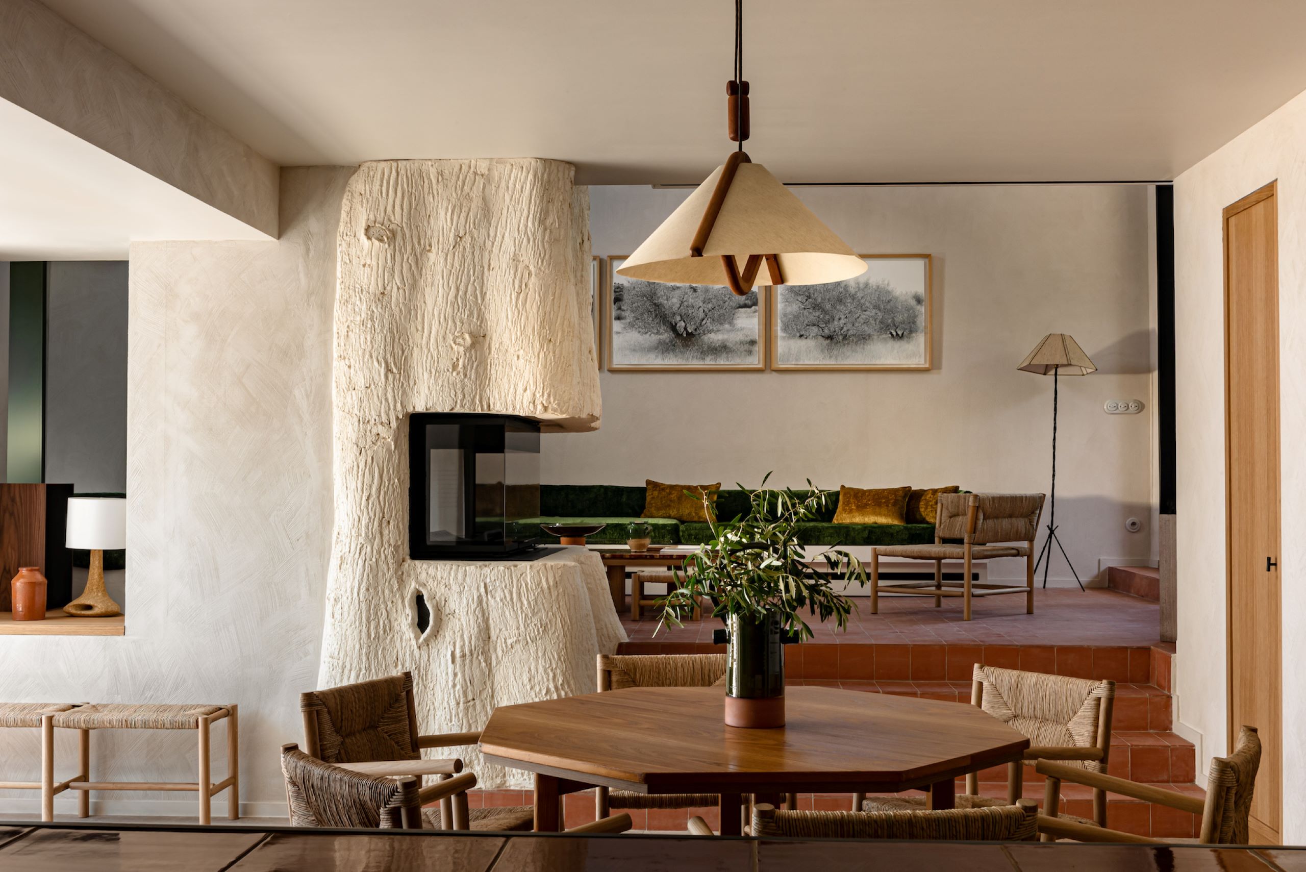 villa-amelie-living-area-dining-lounge-fireplace-modern-stylish-provencal-chic-interiors-luxury-provence