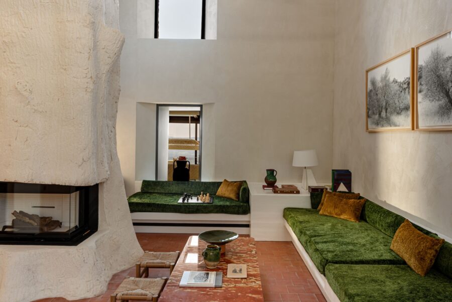 villa-amelie-lounge-living-area-fireplace-relaxation-stylish-interiordesign-luxury-provence