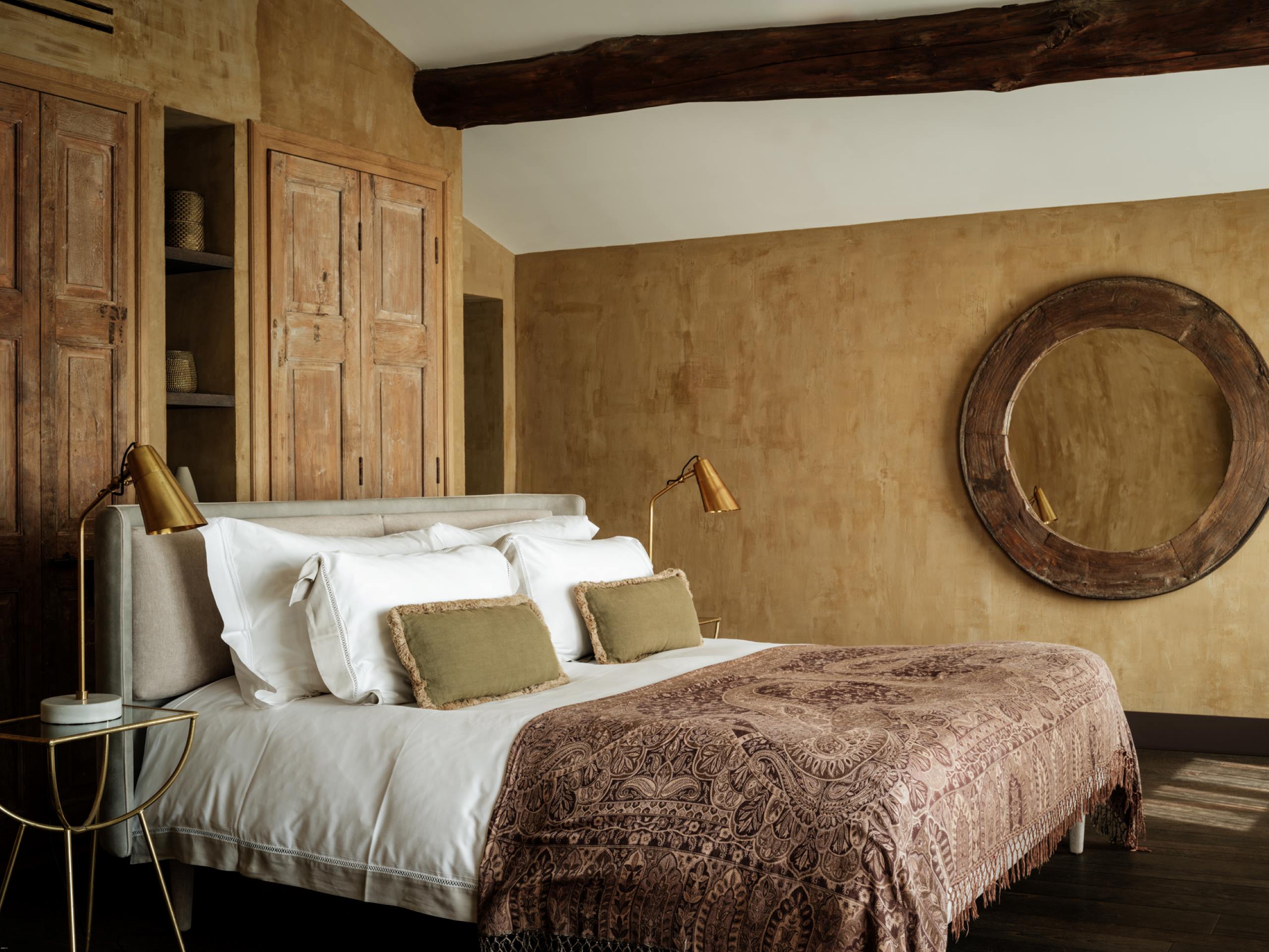 villa-basil-bedroom-stylish-chic-antique-unique-interiordesign-luxury-provence