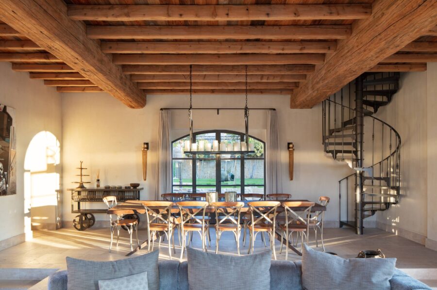 villa-basil-diningroom-openplan-charming-traditional-luxury-interiordesign-provence
