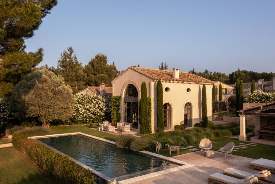 villa-basil-exterior-garden-oasis-swimmingpool-serene-sanctuary-luxury-retreat-provence