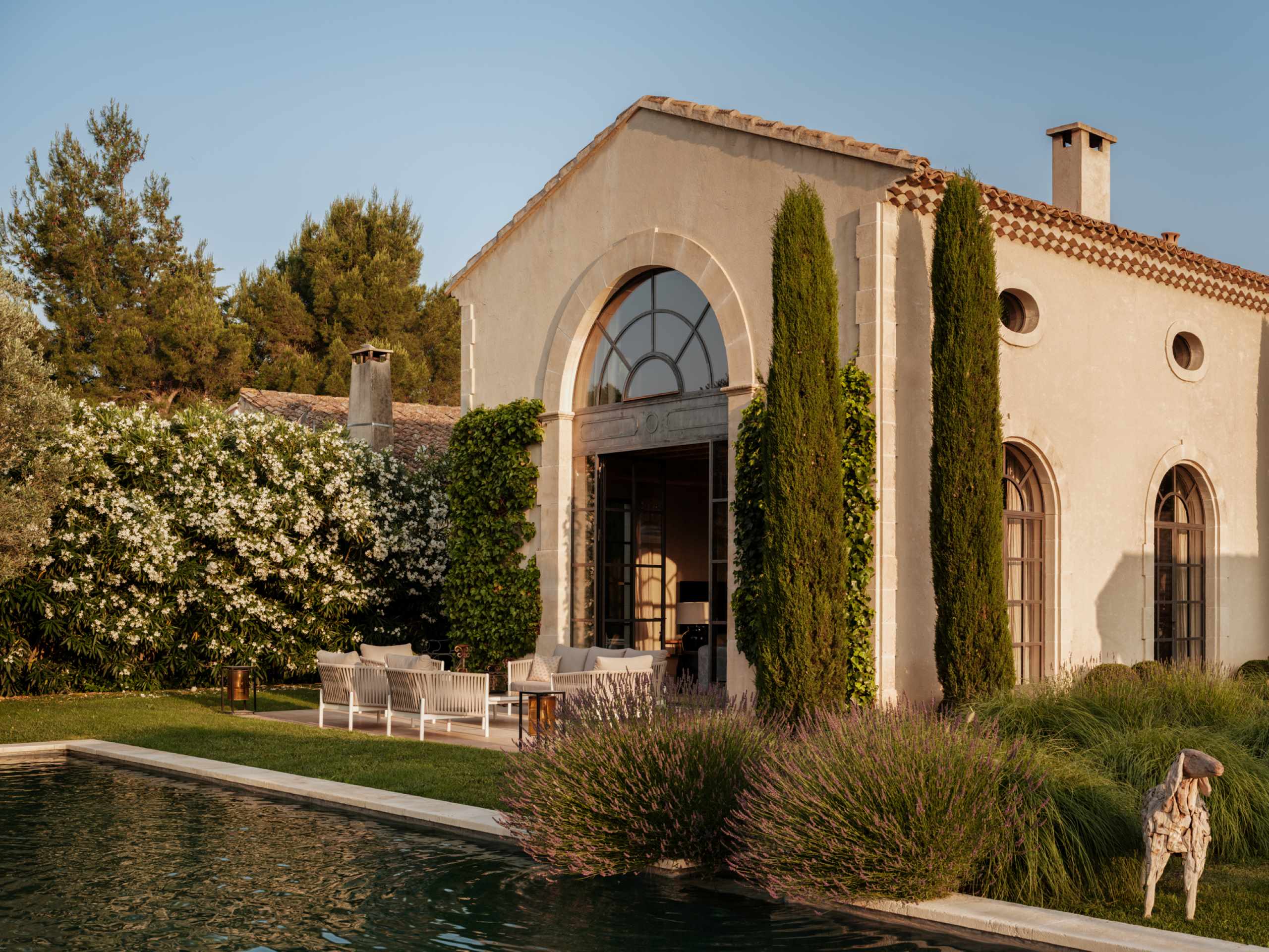 villa-basil-exterior-garden-swimmingpool-luxury-serene-sanctuary-rental-property-provence