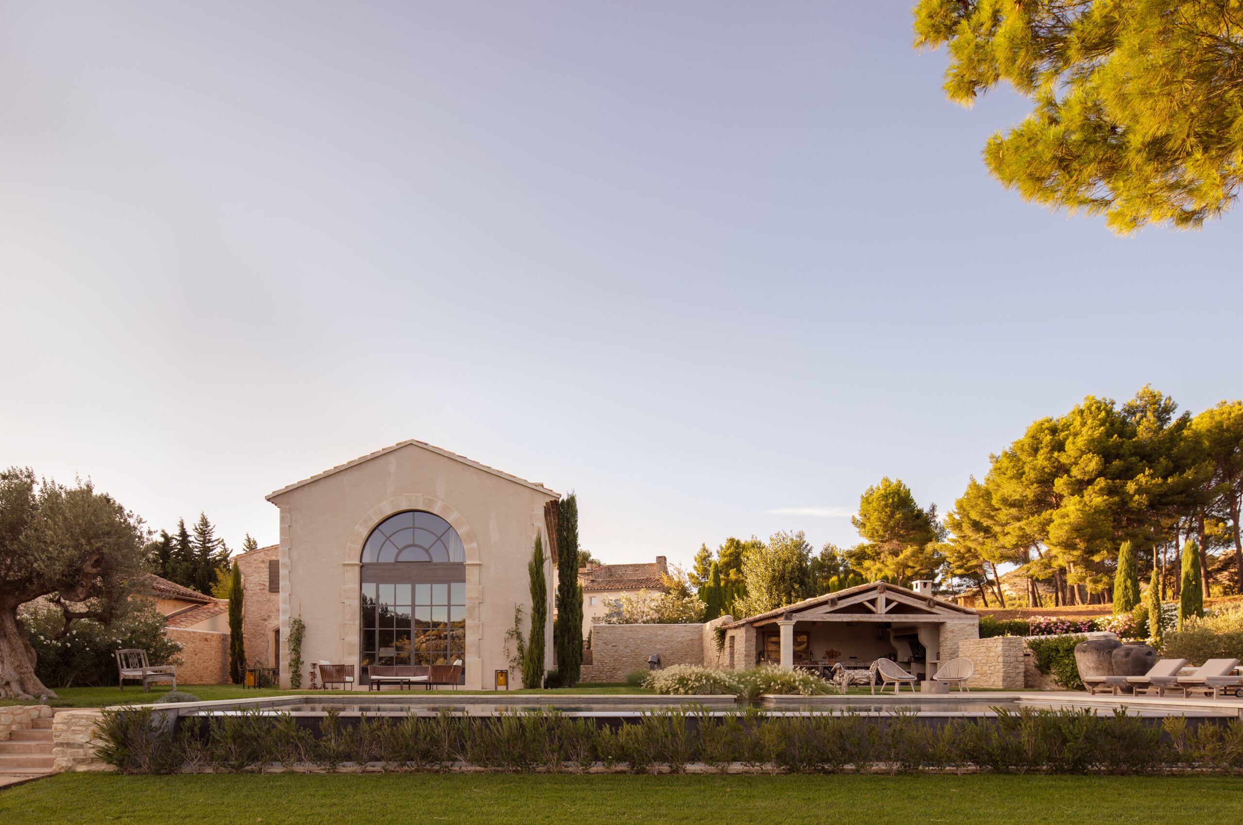 villa-basil-exterior-infinitypool-lush-garden-luxury-rental-retreat-provence