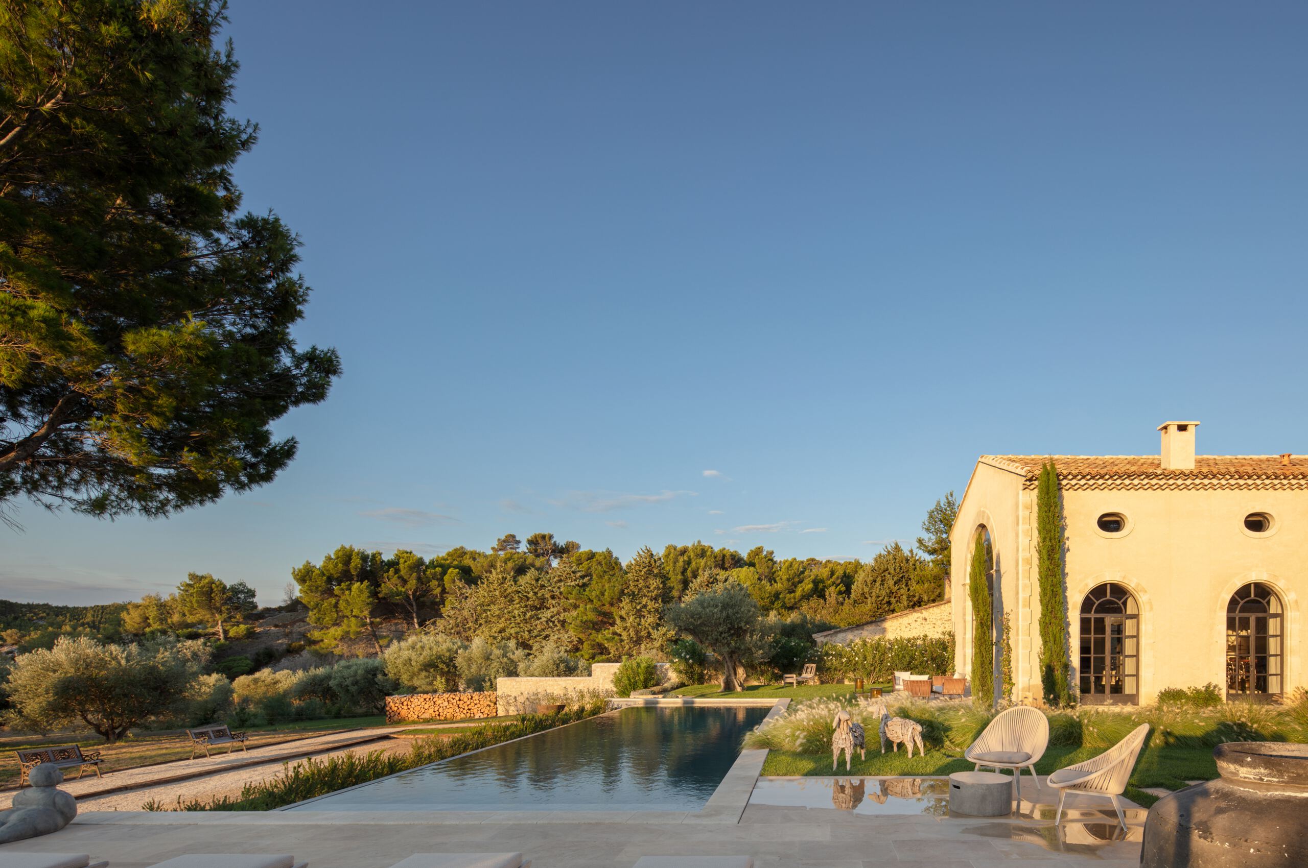 villa-basil-exterior-swimmingpool-lush-garden-scenic-landscape-luxury-rental-property-provence