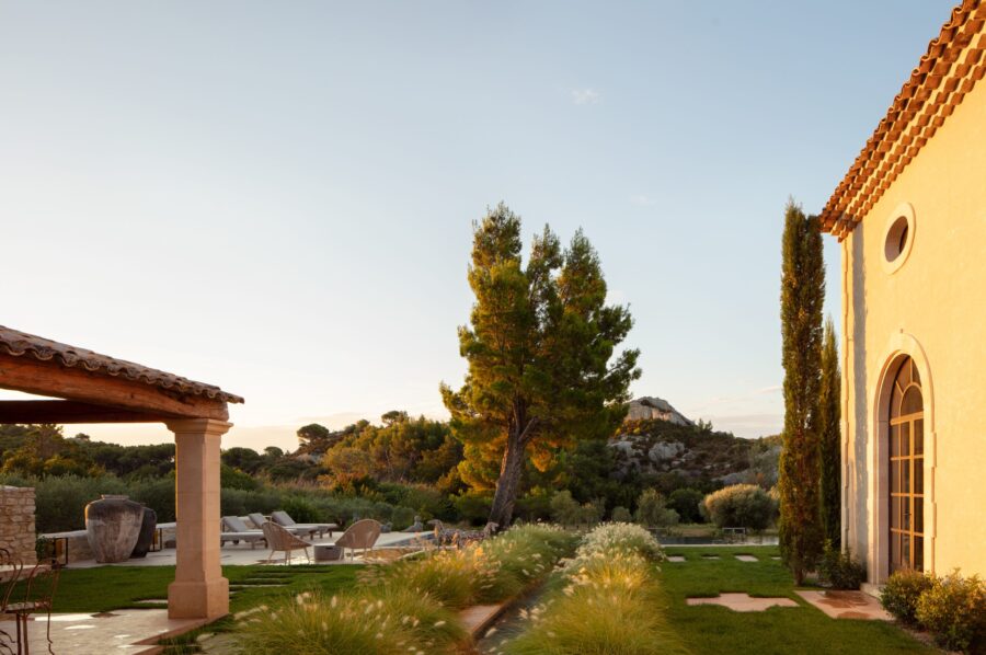 villa-basil-garden-outdoor-terrace-sunset-swimmingpool-natural-serene-paradise-luxury-provence