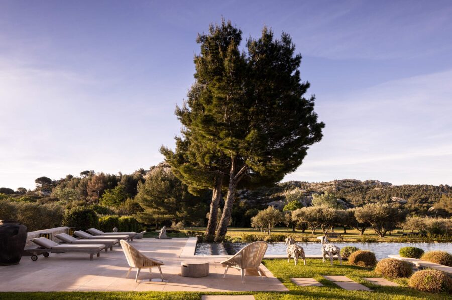 villa-basil-garden-swimmingpool-natural-landscape-serene-tranquil-retreat-luxury-provence