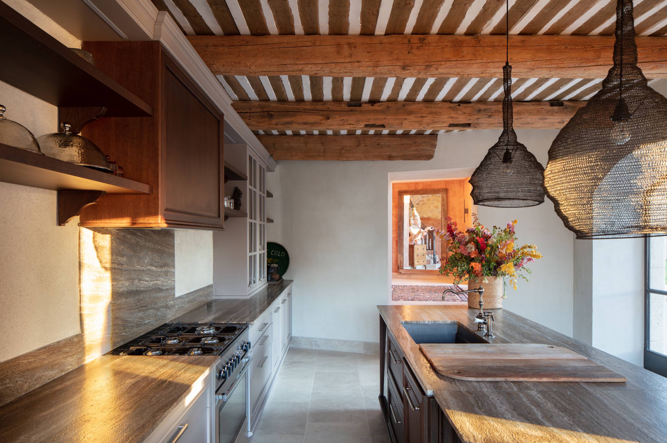 villa-basil-kitchen-sleek-elegant-modern-interiordesign-luxury-provence