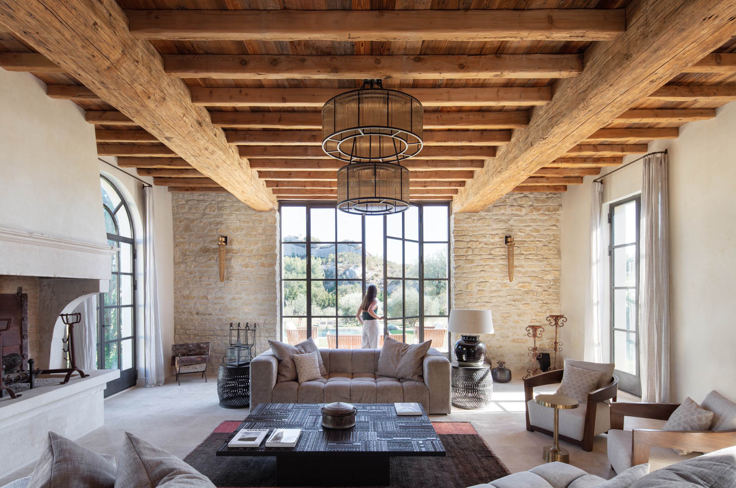 villa-basil-livingroom-lounge-gardenview-fireplace-grand-spacious-elegant-interior-luxury-provence (1)
