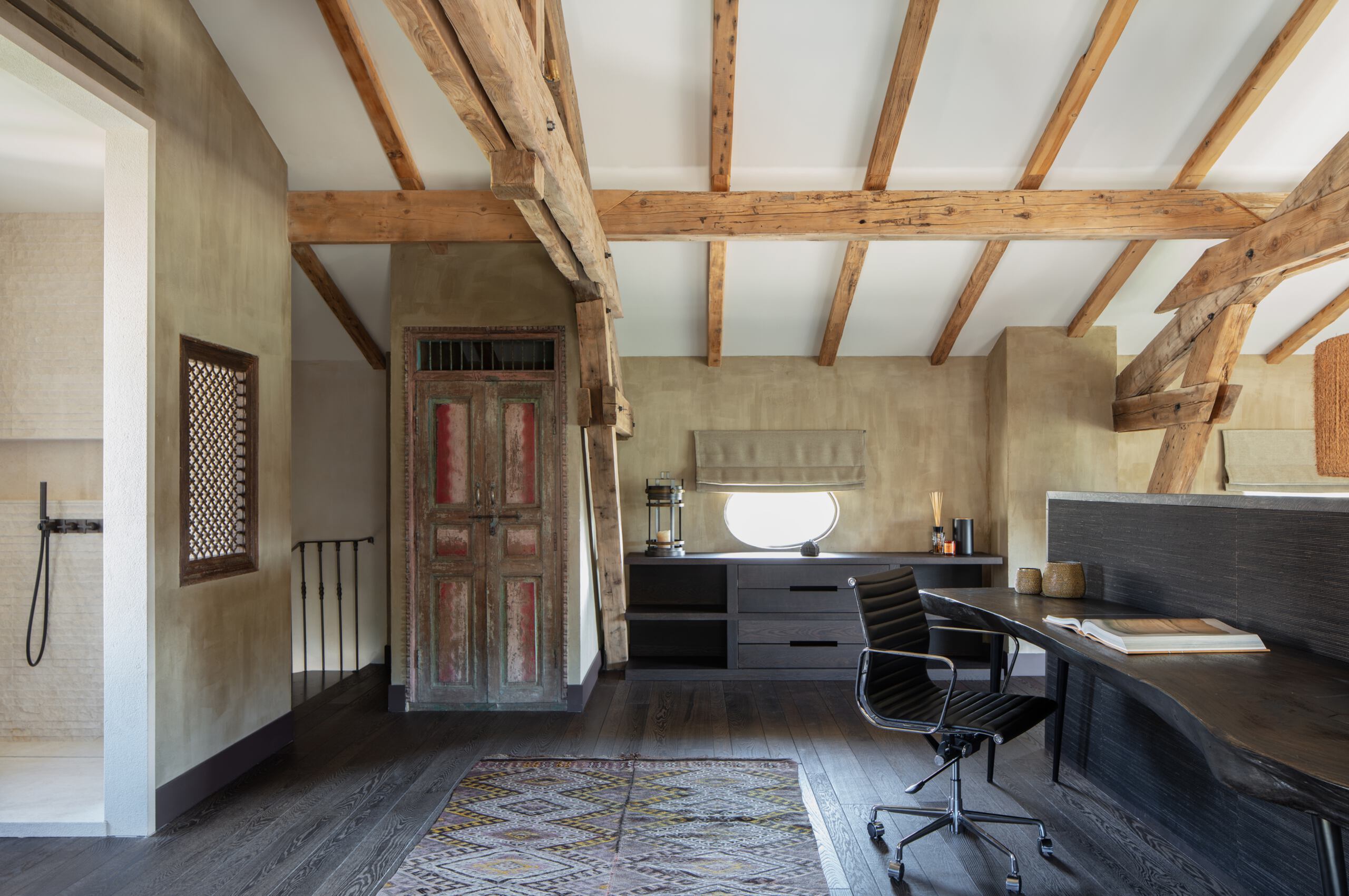 villa-basil-office-bedroom-desk-working-elegant-traditional-charming-design-luxury-interior-provence