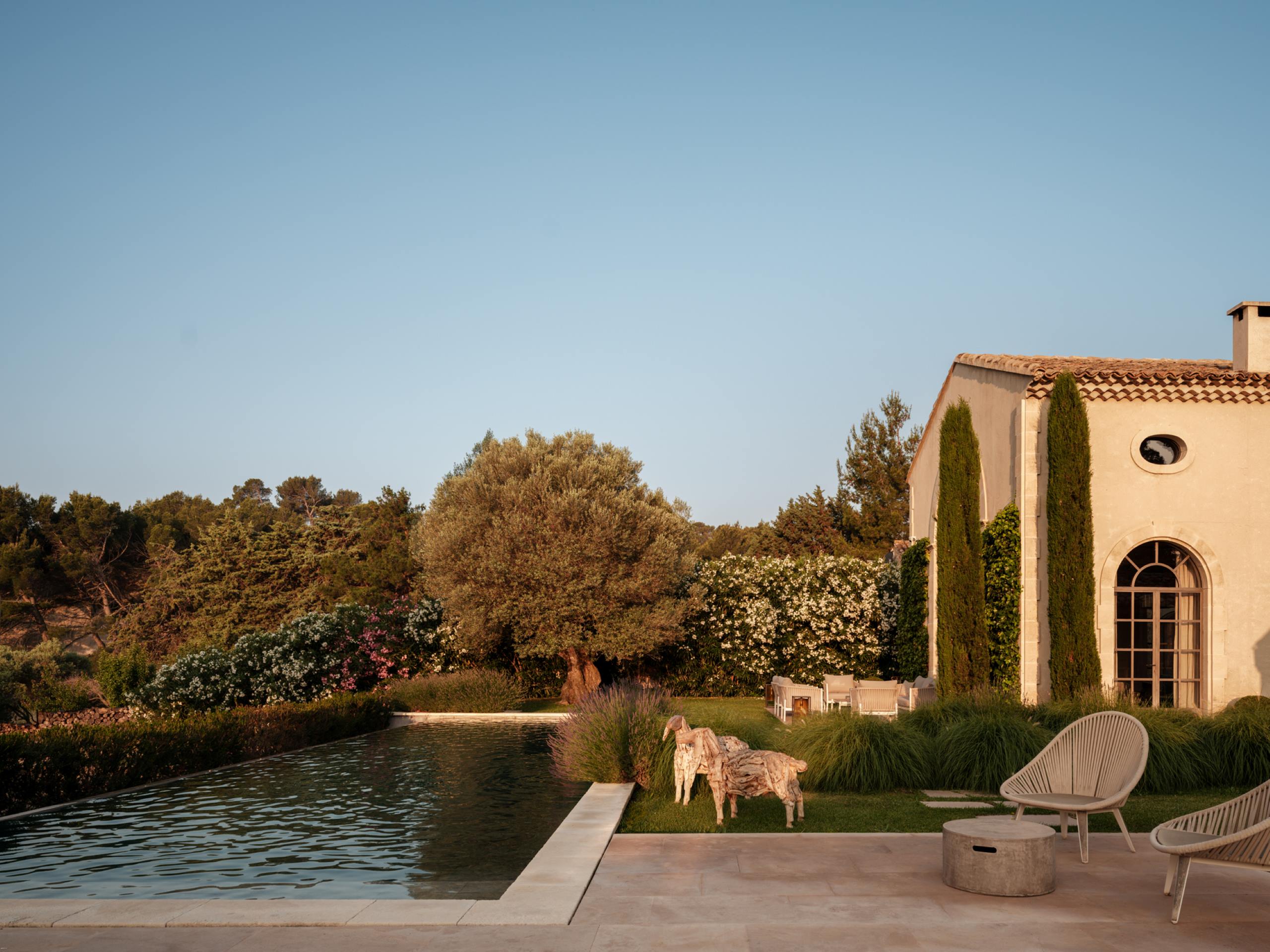 villa-basil-pool-exterior-garden-oasis-serene-relaxation-luxury-rental-retreat-provence