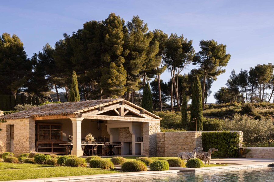 villa-basil-poolhouse-summer-kitchen-swimmingpool-lush-paradise-garden-luxury-provence