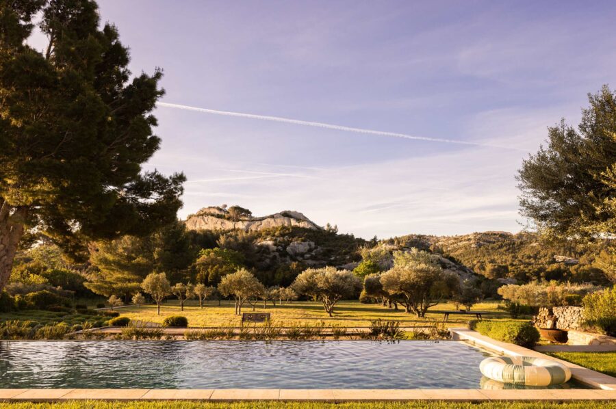 villa-basil-swimmingpool-stunning-surrounding-scenic-landscape-lush-garden-luxury-rental-provence