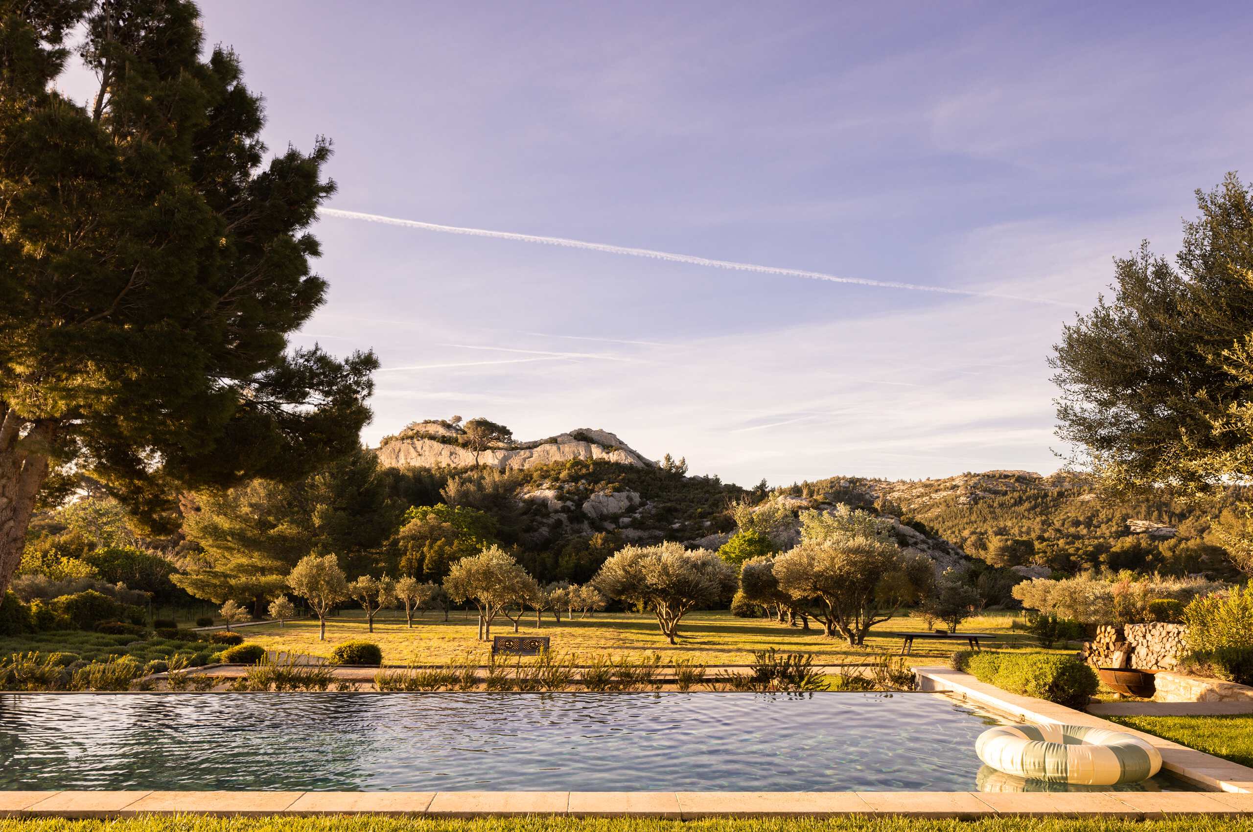villa-basil-swimmingpool-stunning-surrounding-scenic-landscape-lush-garden-luxury-rental-provence