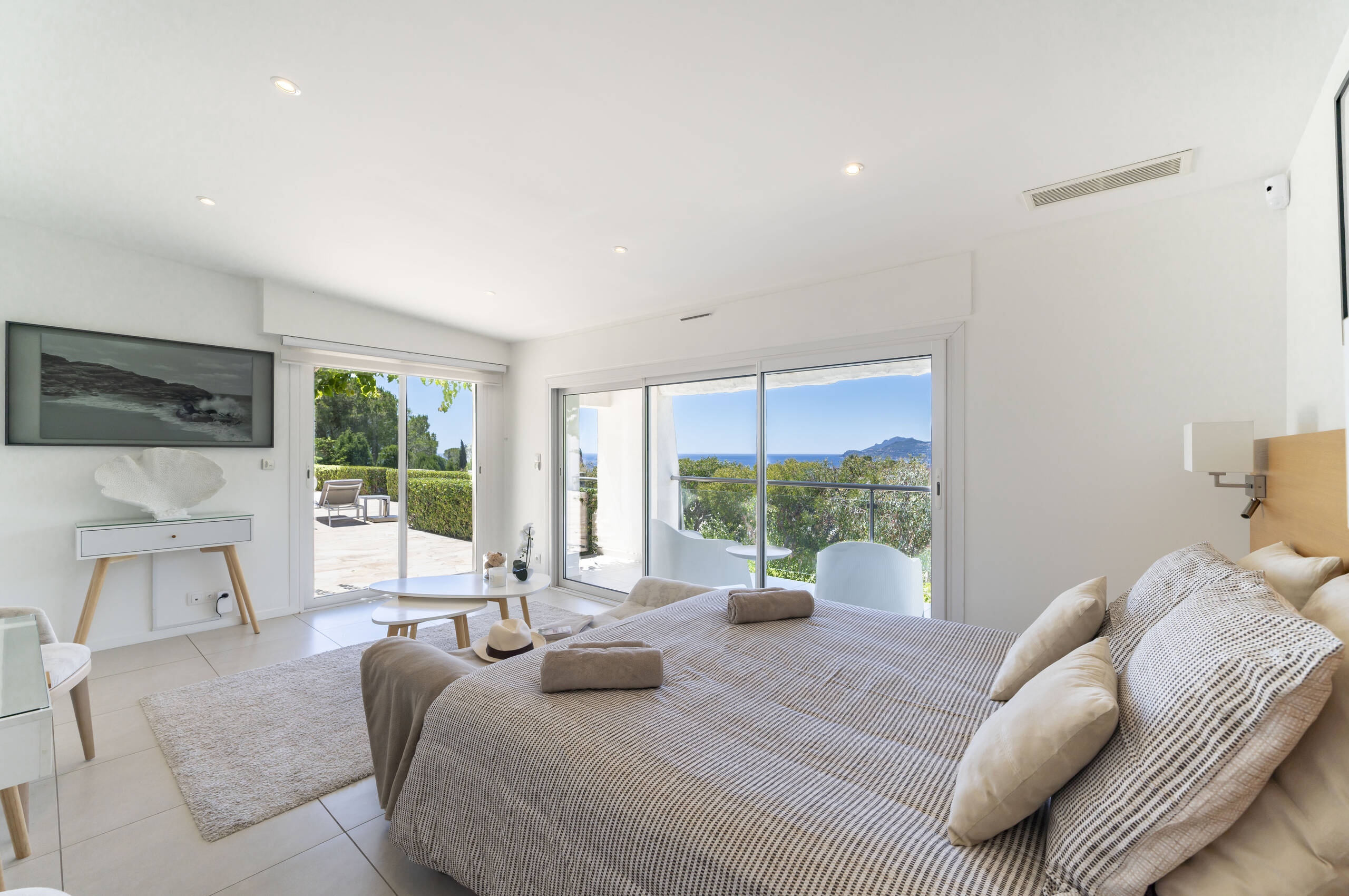 villa-cadence-bedroom-balcony-oceanviews-mountainviews-modern-luxury-cannes