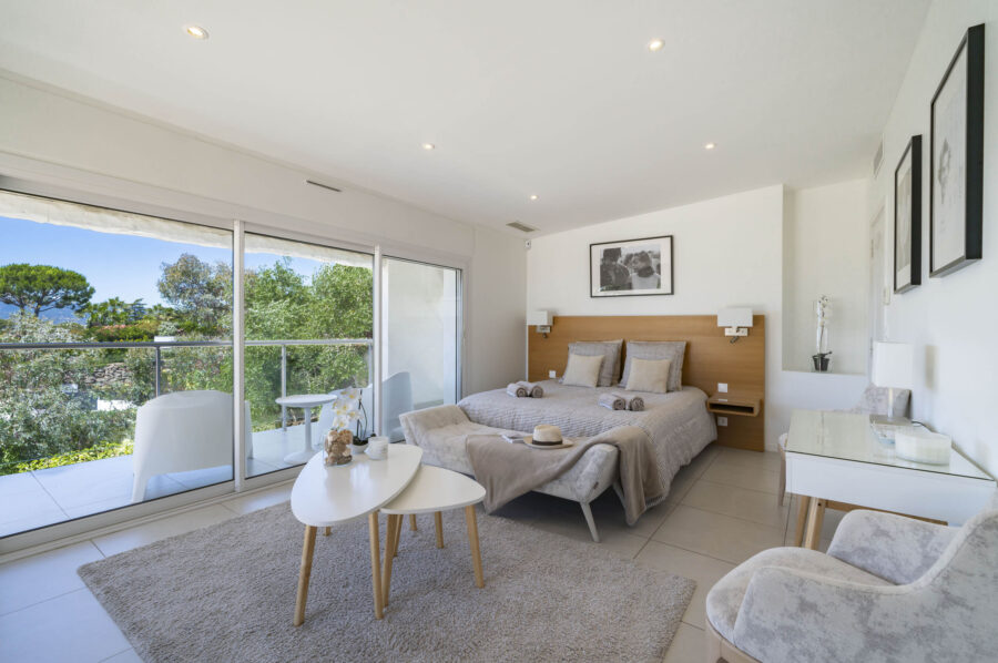 villa-cadence-bedroom-balcony-oceanviews-retreat-modern-luxury-cannes