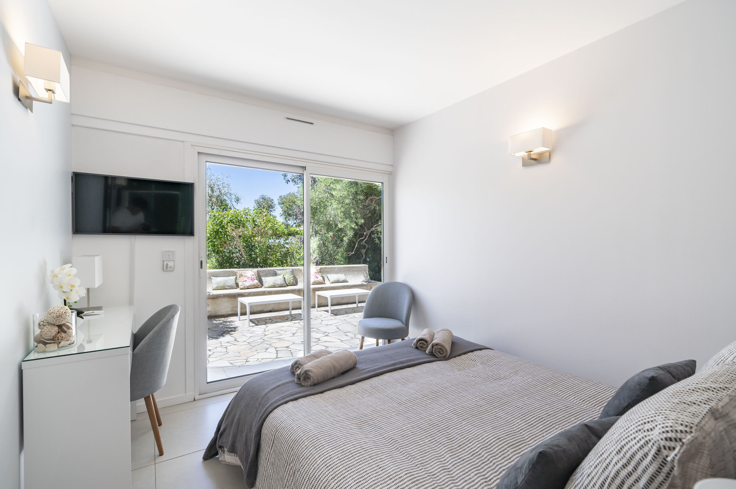 villa-cadence-bedroom-patio-bright-modern-luxury-design-cannes