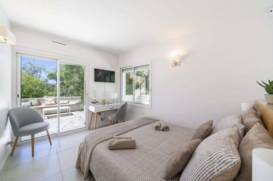 villa-cadence-bedroom-patio-oceanview-modern-luxury-interior-cannes