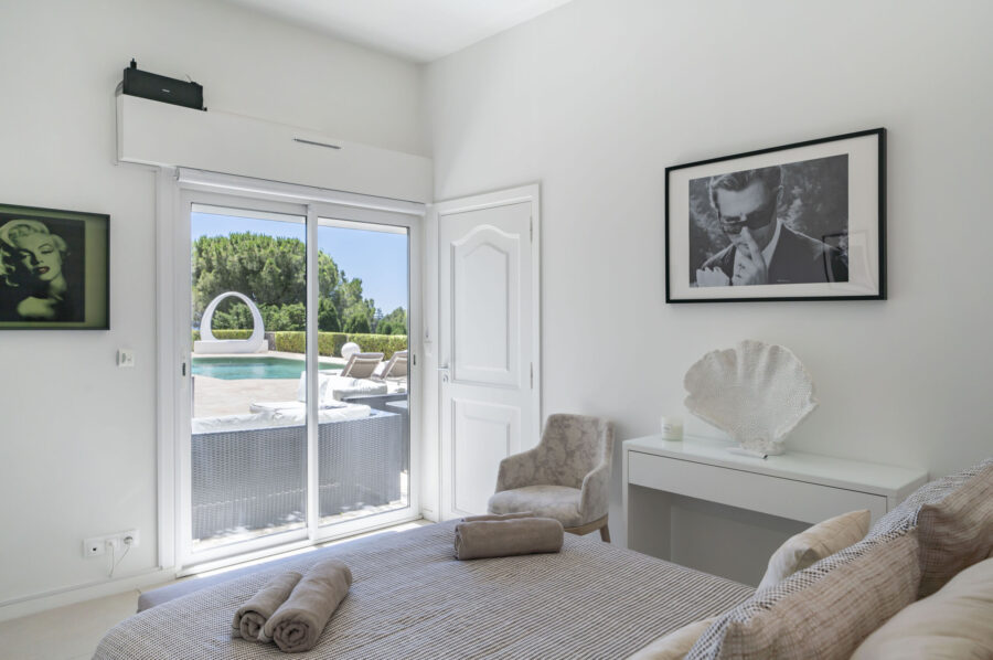villa-cadence-bedroom-poolview-artwork-bright-modern-luxury-interior-cannes