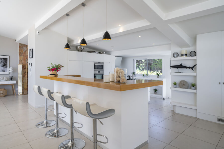 villa-cadence-kitchen-island-modern-luxury-unique-interior-cannes