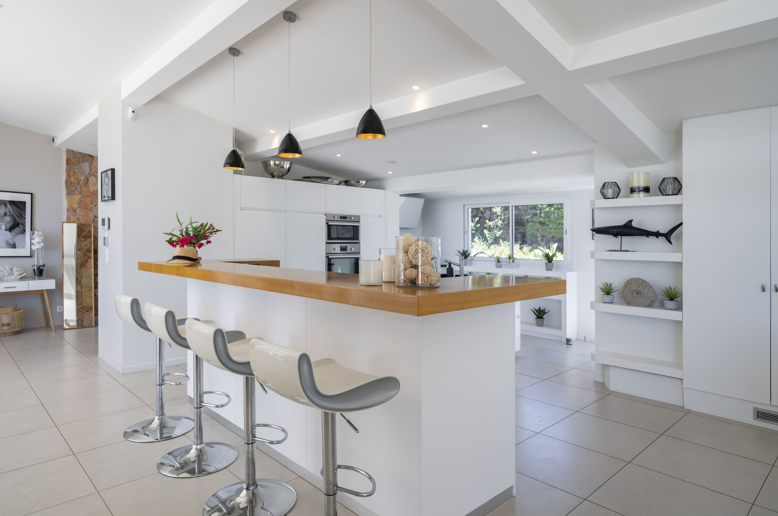 villa-cadence-kitchen-island-modern-luxury-unique-interior-cannes