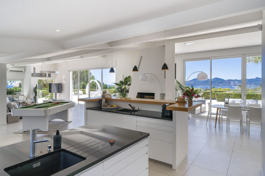 villa-cadence-kitchen-modern-bright-luxury-interior-cannes