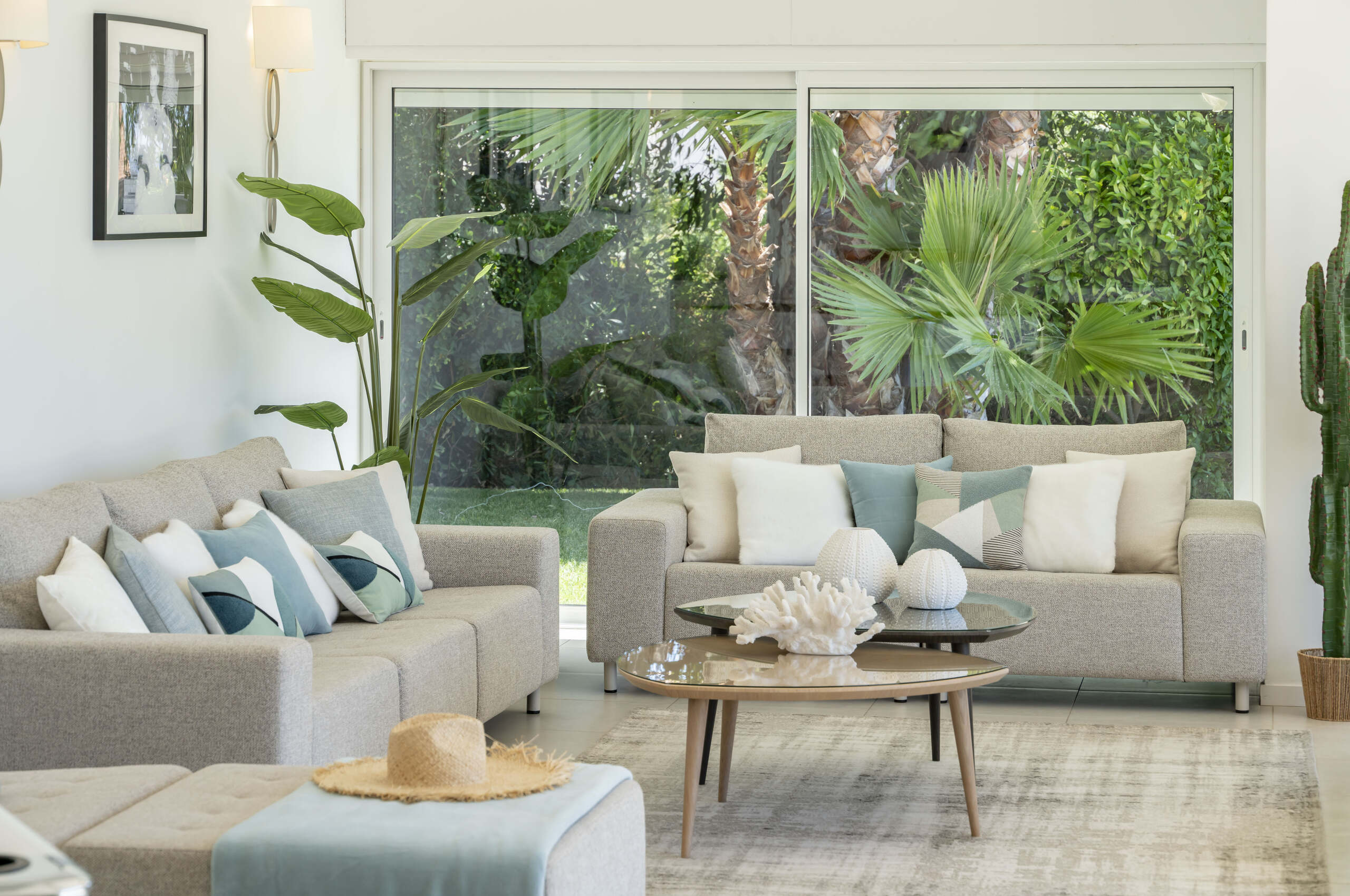 villa-cadence-livingroom-modern-bright-luxury-interior-design-cannes