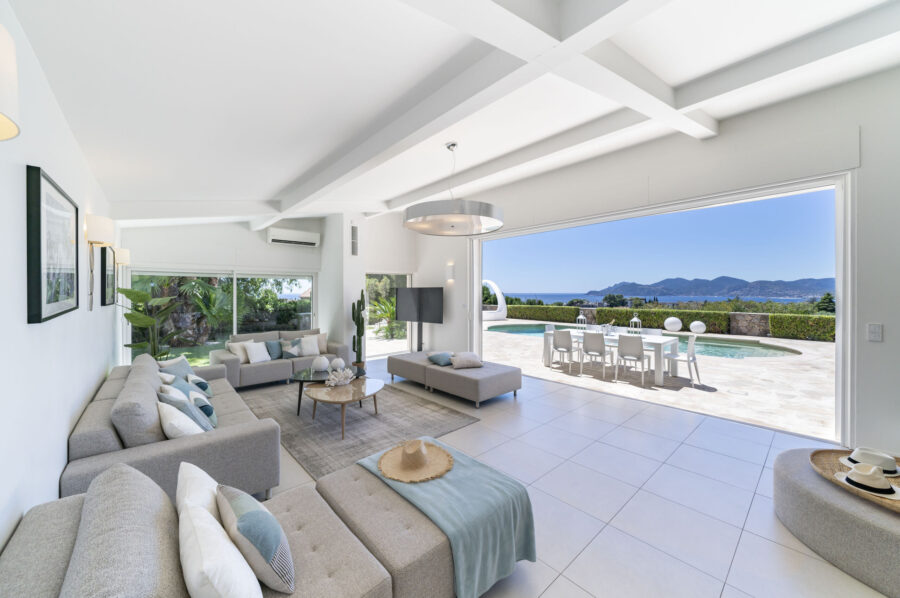 villa-cadence-livingspace-openplan-mountainview-oceanview-bright-modern-luxury-interior-cannes