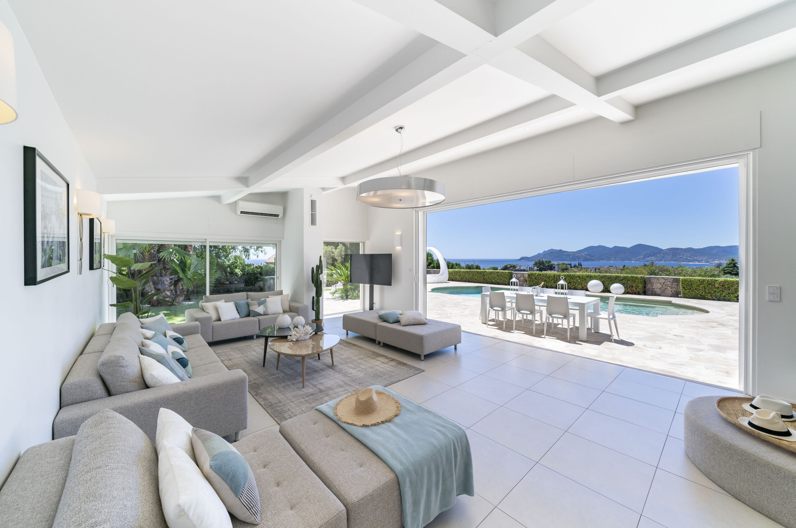 villa-cadence-livingspace-openplan-mountainview-oceanview-bright-modern-luxury-interior-cannes