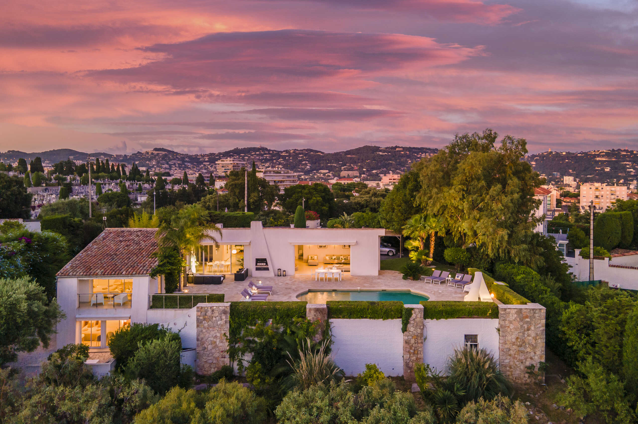 villa-cadence-mainpage-exterior-luxury-modern-retreat-cannes